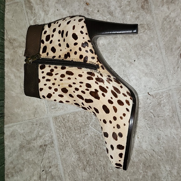 TORY BURCH Spike Heeled Leopard Print Pony Hair Booties, EEUC, Size 9M - Picture 5 of 6